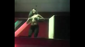 Desnuda en la discoteca