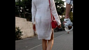 Mujeres con vestido corto y transparente