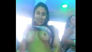 Jovenes bailando en discoteca