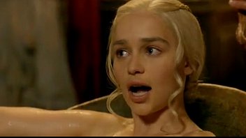 Emilia clarke desnuds