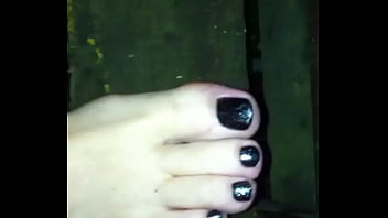 Uñas de los pies pintadas de negro