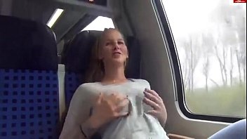 Chica masturbandose en el tren