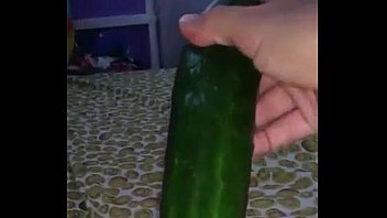 Masturbandose con un pepino