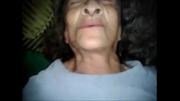 Abuela se masturba