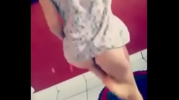 Mujer bailando en tanga