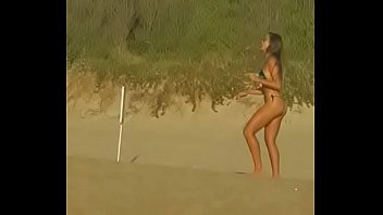 Mujeres jugando voleibol