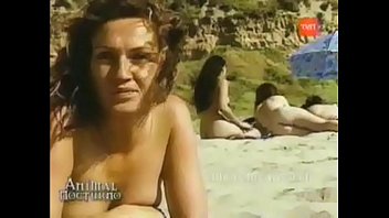 Mujeres desnudas en playa nudistas