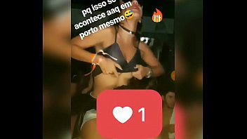 Desnuda en fiesta