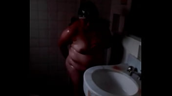 Mujer desnuda bañándose