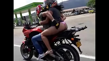 Chicas hermosas en moto