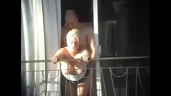 Pareja teniendo relaciones en la puerta de un edificio