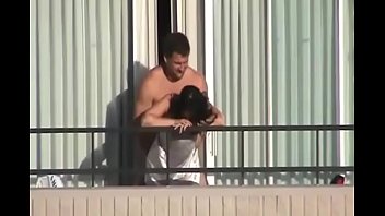 Pareja teniendo relaciones en edificio federal