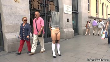 Desnuda en público