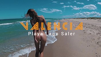 Chica desnuda en playa