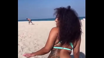 Beach twerk