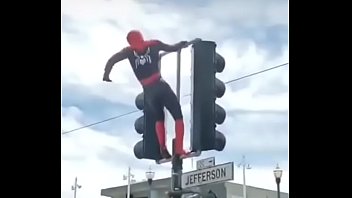 Spiderman poniendose el traje