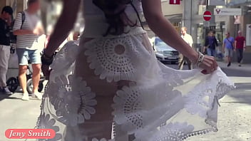 Chavas con vestidos transparentes