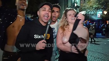 Jovencitas enseñando las tetas