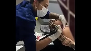 Tatuaje mujer en el pecho