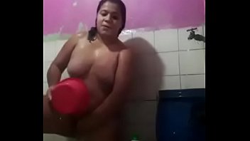 Dos mujeres bañandose