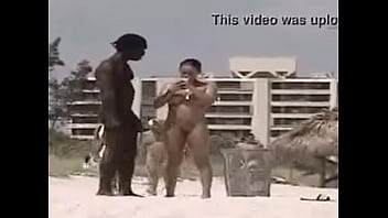Mujeres en una playa nudista