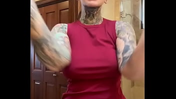 Mama tatuada cotilleando