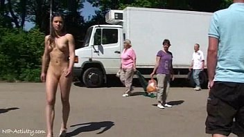 Chicas desnudas en las calles