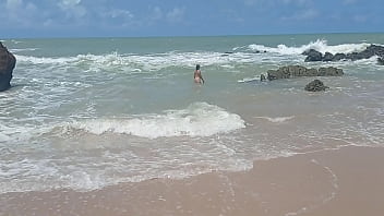 Novinha pelada na praia de nudismo
