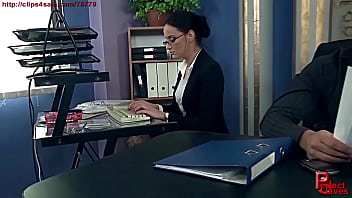 Jefe abusa de su secretaria