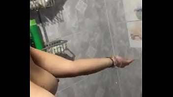 Enseñando las tetas en la calle