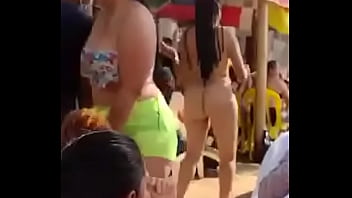 Mujeres en la playa desnudas