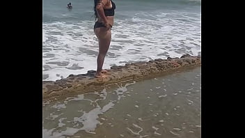 Tios desnudos en la playa