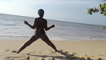 Video de mujer en playa de taganga