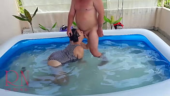 Nudistas en la piscina