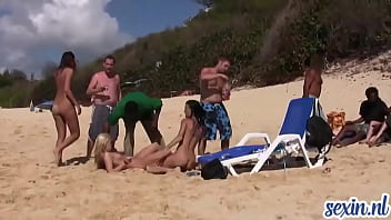 Chicas nudistas en la playa