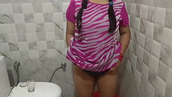 Tios meando en baños publicos