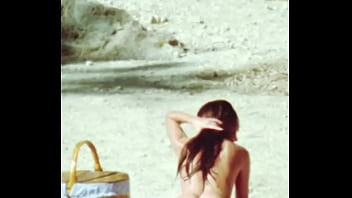 Espiando en playa nudista