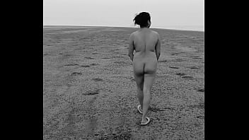 Mujeres desnudas caminando en la calle